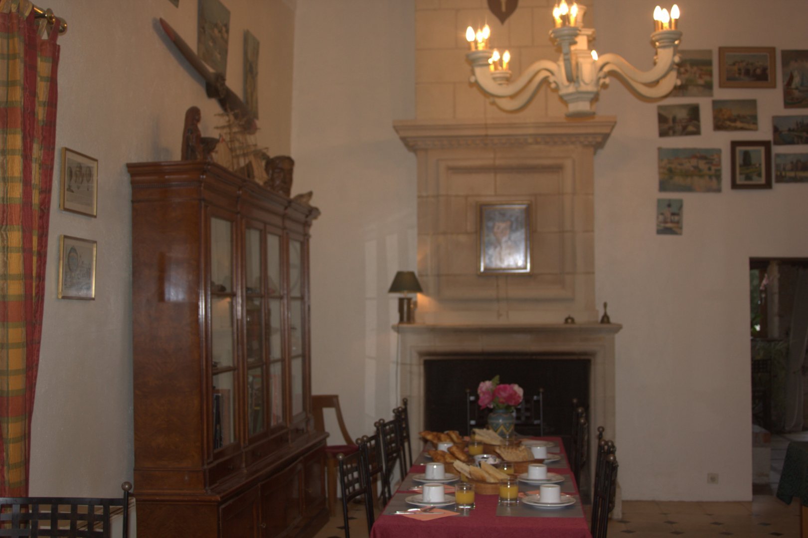 La salle et sa cheminée