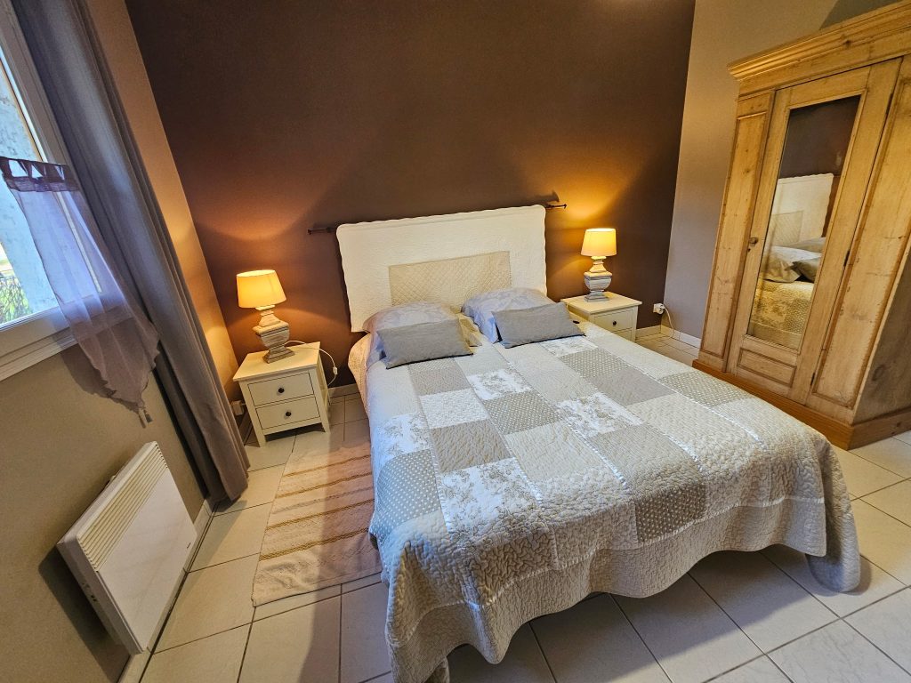 Le gîte : une autre vue de la chambre