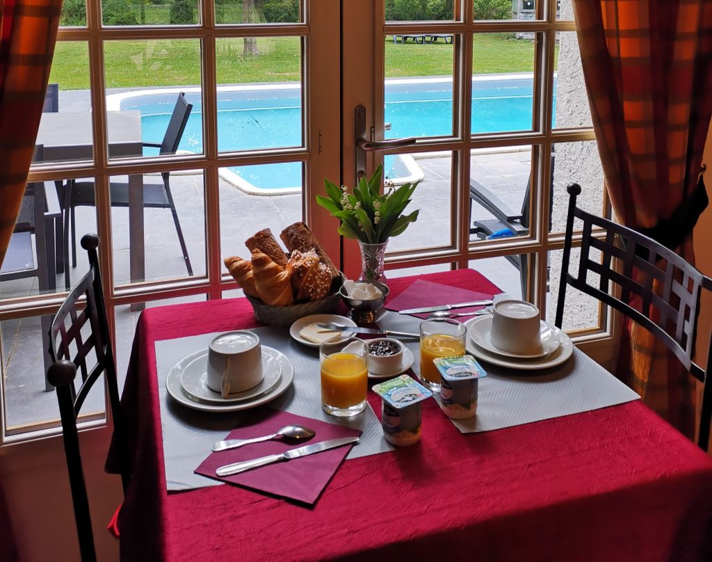 Une table de petit-déjeuner à Marcheroux
