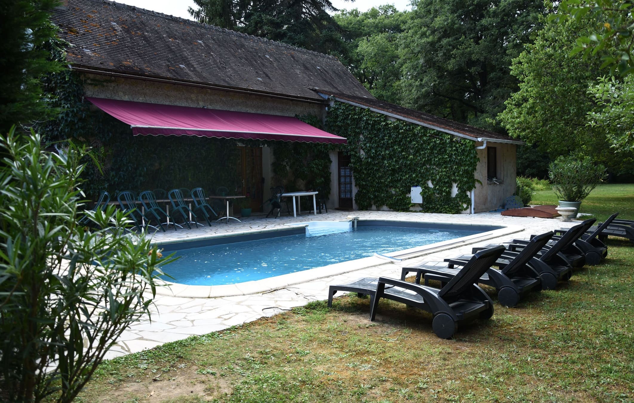 La piscine au pied de la maison