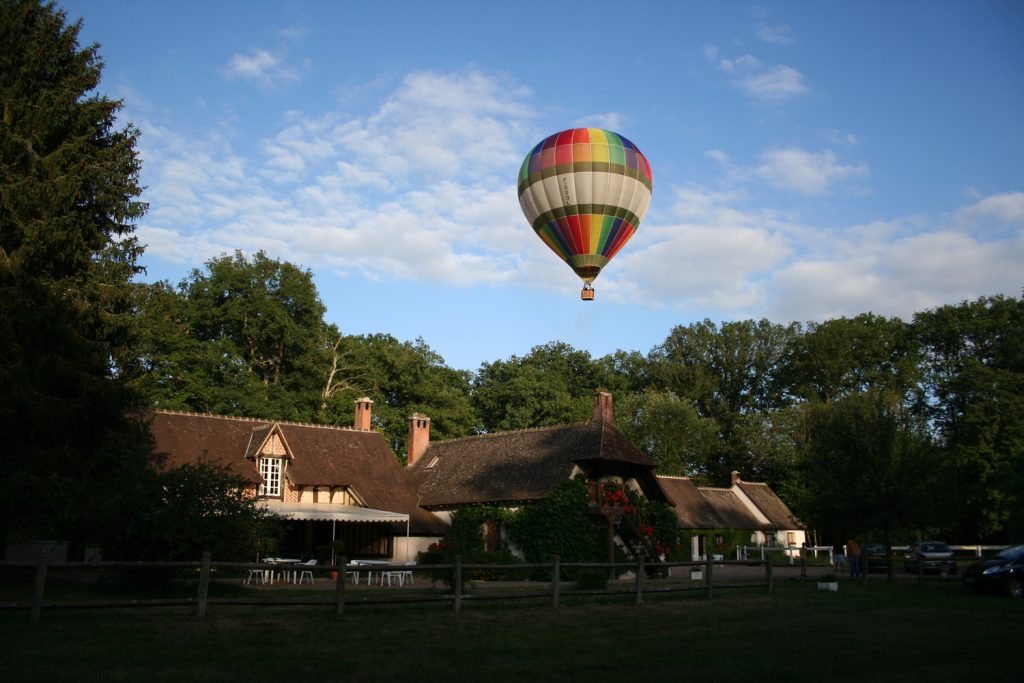 Une montgolfière photographiée au-dessus de la maison
