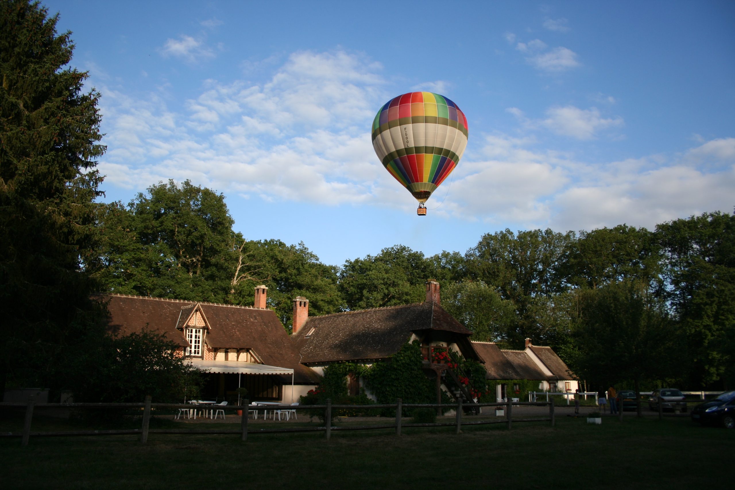 Une montgolfière photographiée au-dessus de la maison
