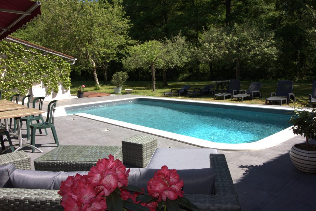 La piscine de Marcheroux, entourée d’arbres et de transats
